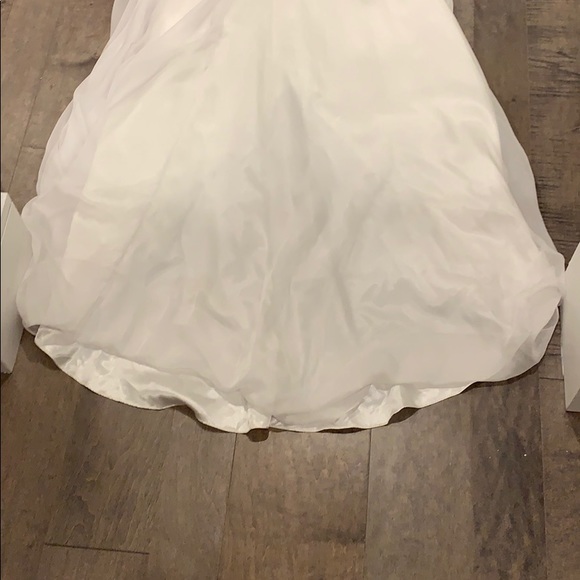 White gown with jewels - Picture 3 of 8